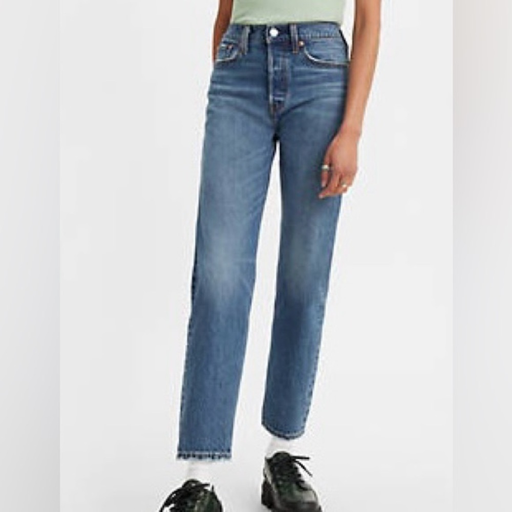 Levi’s Premium “Wedgie” Jean with 5-button fly. High-rise straight. Size 28